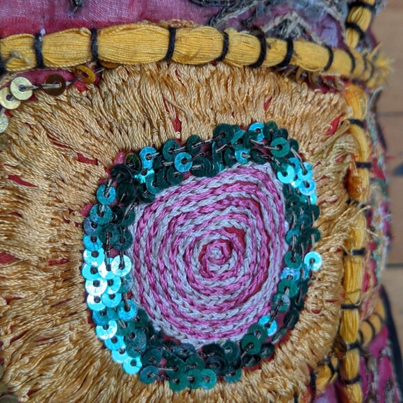 Embroidered and sequined colourful throw pillow - Picture 8 of 8